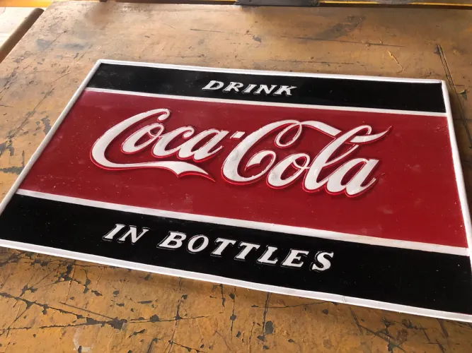 Placa de metal esmaltada Coca Cola em alto relevo 