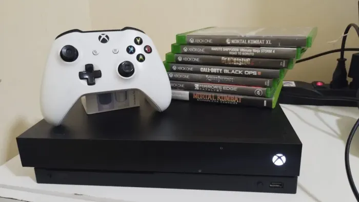 XBOX One X USADO + 8 Jogos + 1 Controle