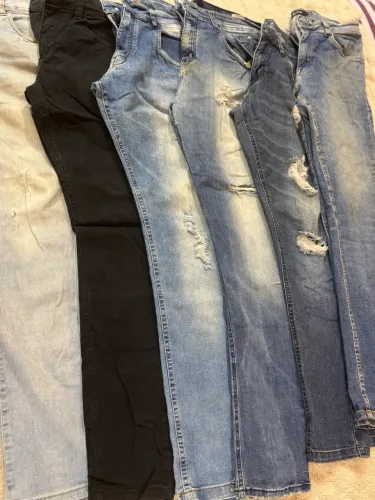 Calças skinny masculinas 42/44 São 6 unidades Tudo por 120,00 Vestem manequim 42