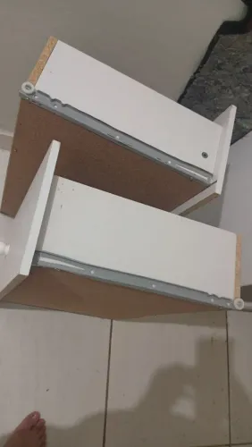 Cômoda espaçosa falta reparos