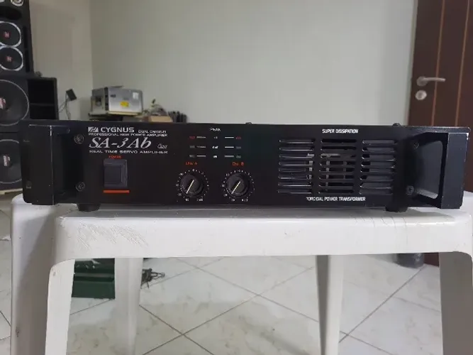 AMPLIFICADOR CYGNUS SA 3 - 780 WATS RMS - ÚNICO DONO - SEM CONSERTO