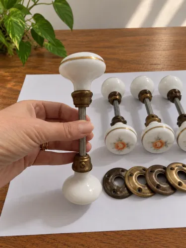 Maçaneta / Puxador Antiga de Porcelana com Roseta de Latão Vintage