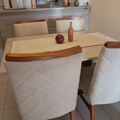 Mesa de Jantar Off white vidro laqueado com 4 cadeiras de madeira maçica