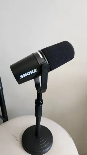 Microfone Shure MV7i com interface de áudio USB-c integrada
