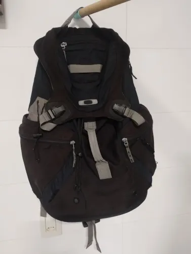 Mochila Oakley usadinha (leia o anúncio)