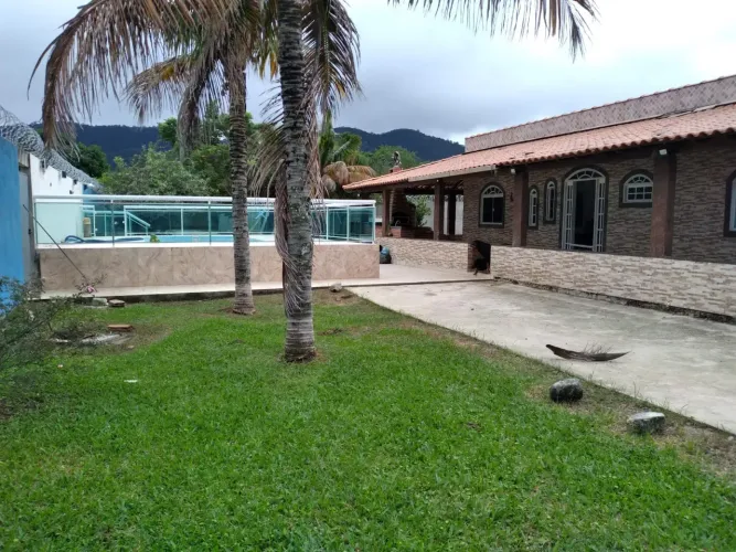 Casa no Condomínio Villagio Del Sole 2 em Jaconé com 03 quartos.