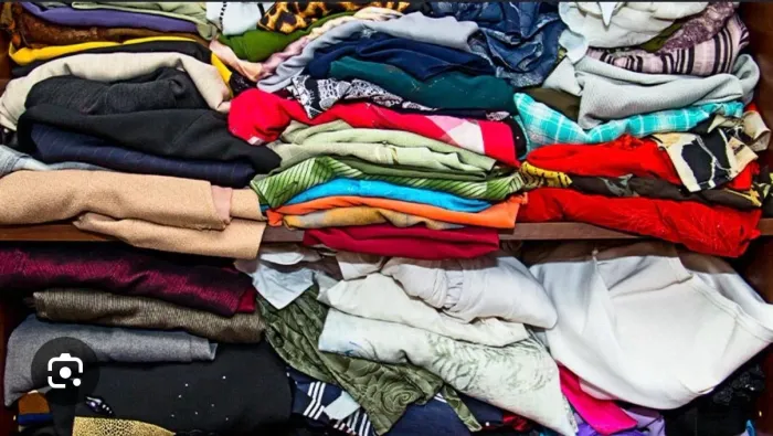 Aproximadamente 15 kilos de roupas usadas e algumas ferramentas