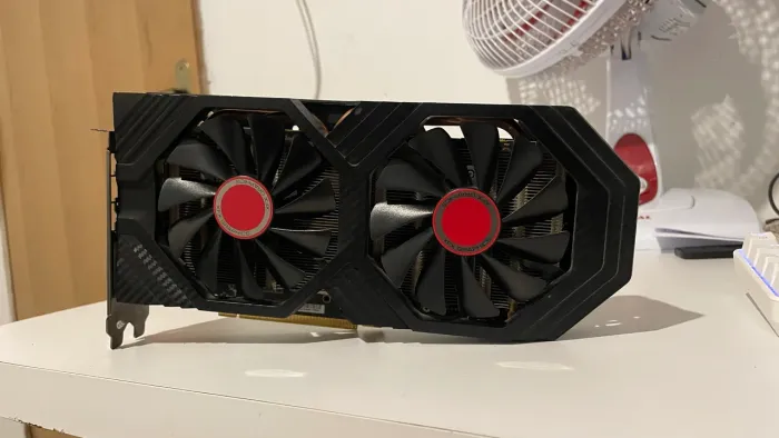 RX 580 8GB XFX - Com defeito (Artefatos) - Para reparo