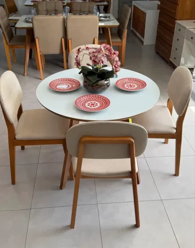 Mesa de jantar redonda 103cm com 4 cadeiras