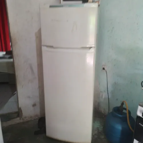Vendo Geladeira Cônsul.