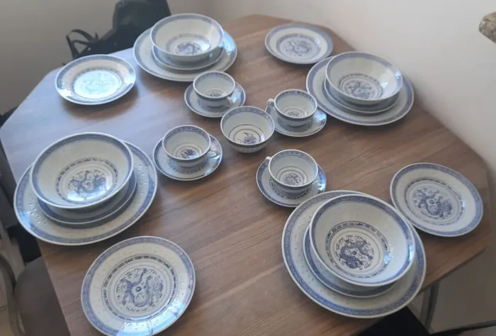 Conjunto de Louças em Porcelana Chinesa Estilo Rice Grain e Dragao Azul