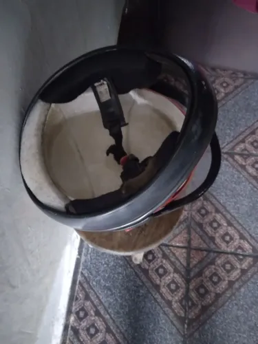 Vendo um capacete resistente e condições de reforma