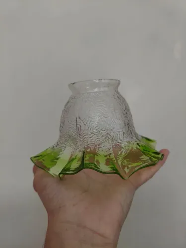 Lustre antigo verde e transparente detalhado