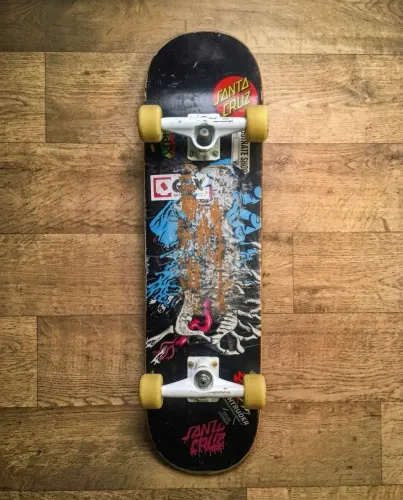 Skate Profissional Completo Santa Cruz / Trucks Intruder / Rodas Milk 54mm