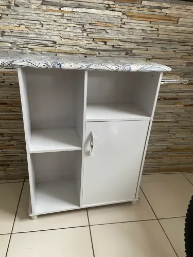 Vendo armário com tábua de passar junto + uma Air Fryer