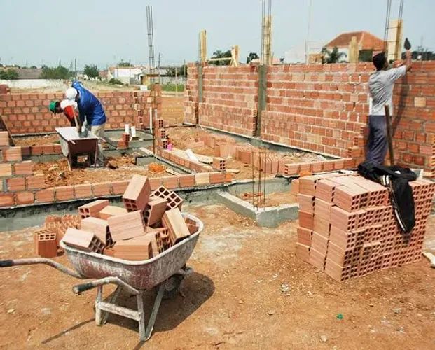 PEDREIRO temos 5 disponível pra início imediato construção e reformas