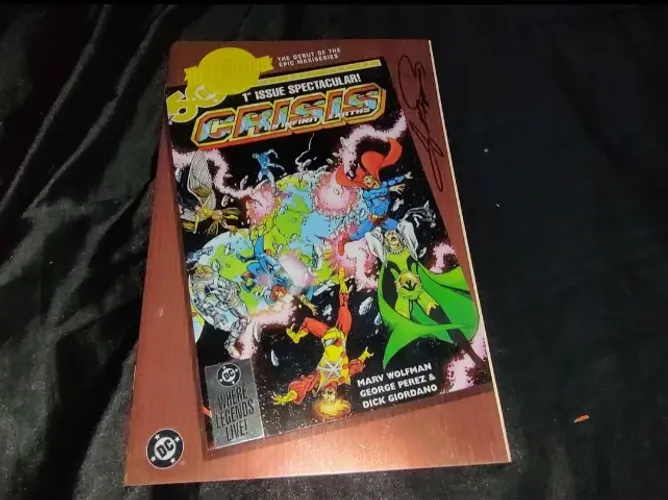 Gibi Crise nas Infinitas Terras Edição comemorativa com autógrafo de George Perez