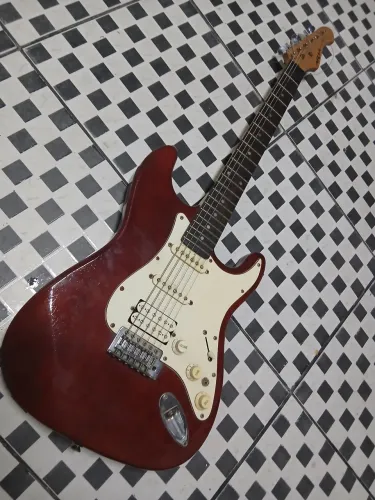 Guitarra Aria Stratocaster