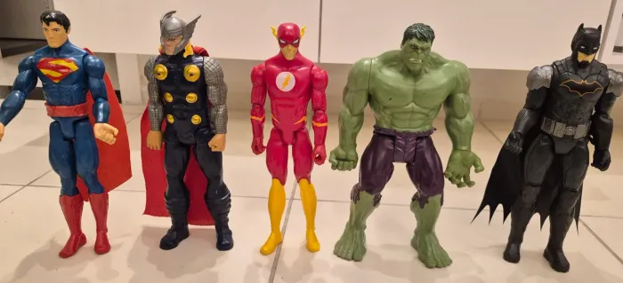 Lote com 6 bonecos de super-heróis DC e Marvel.<br>