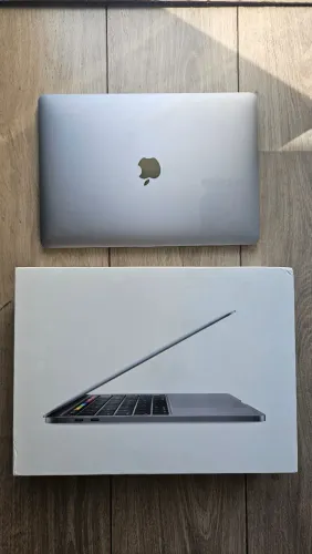 MacBook Pro 13" (2020) - Intel Core i5 | 8GB RAM | Excelente Estado