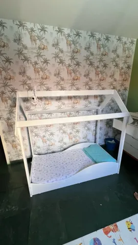 Cama Infantil Montessoriana com colchão lençol, cobre leito e fronha.