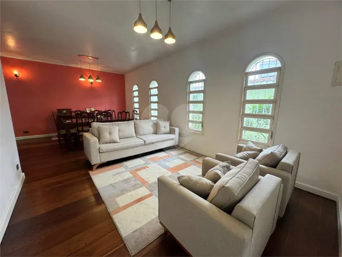 Sobrado à venda com 243m² na Vila Galvão