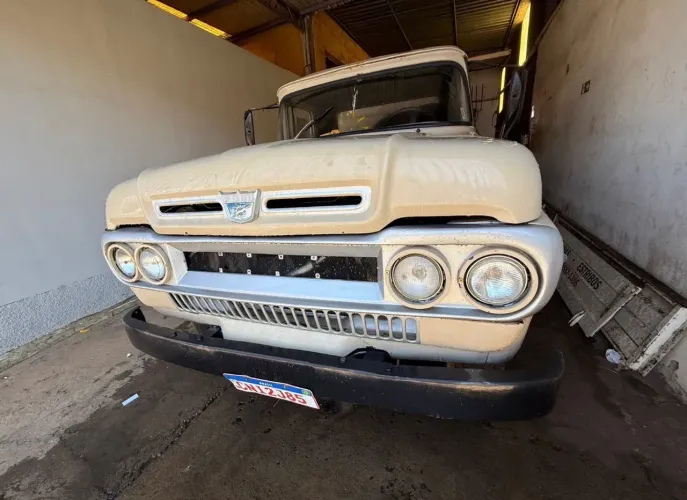Ford F600 ano 1967, com caçamba de 5 ?, motor turbo, freio misto, em SP