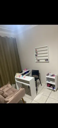 Vendo mesa manicure em L, 2 expositores de esmaltes e carrinho auxiliar