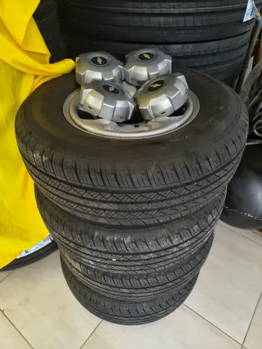 Pneus aro 16 para caminhonete semi novos.
