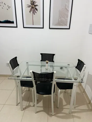 Mesa de vidro com 4 cadeiras