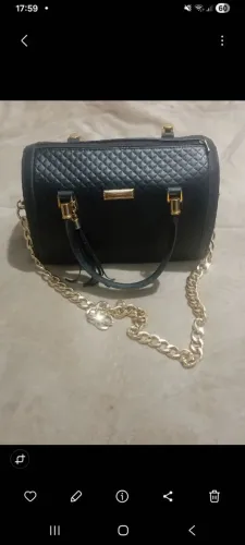 Vendo linda bolsa preta com alça em corrente dourada.