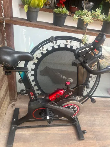 Bicicleta ergométrica e trampolim para jump.