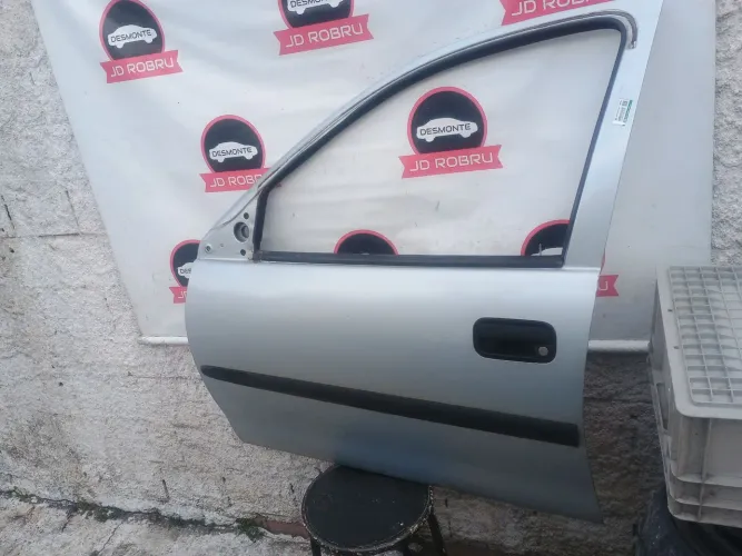 Porta dianteira esquerda corsa classic 96 A 2010