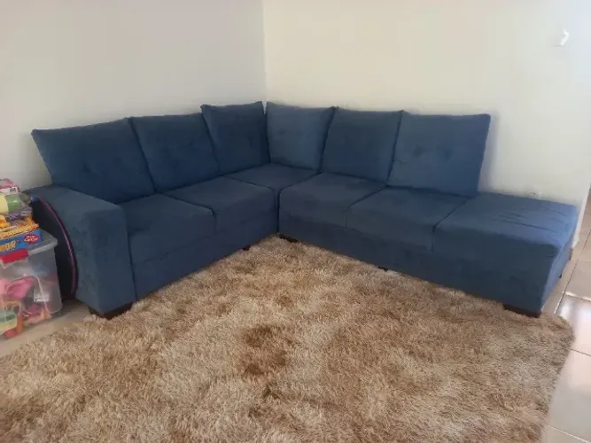 Sofá de canto cor azul com chaise lado direito para 5 lugares
