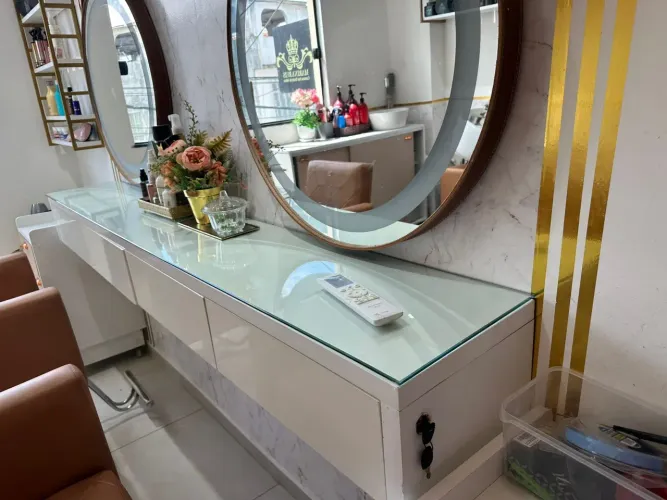 Bancada com tampo de vidro 4 gavetas uma com fechadura MDF branco brilhante conservado