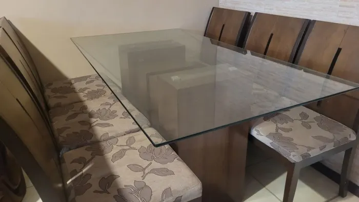 Mesa de vidro com 6 cadeiras