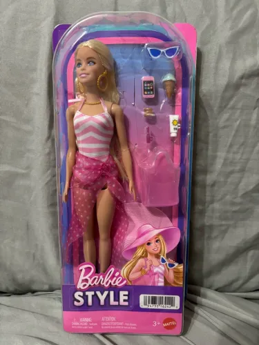 Boneca Barbie dia de Praia com acessórios MATTEL