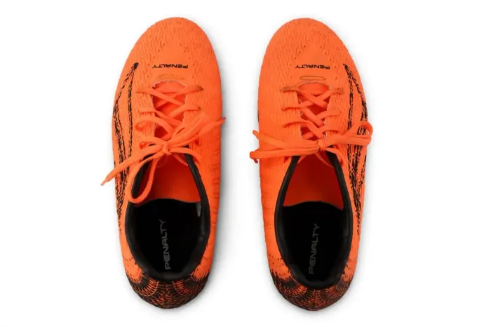 Chuteira laranja neon?
