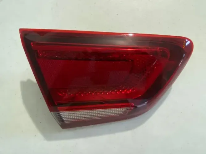 Lanterna Traseira Bicolor Porta Malas - Compatível com Chevrolet Cobalt 2017