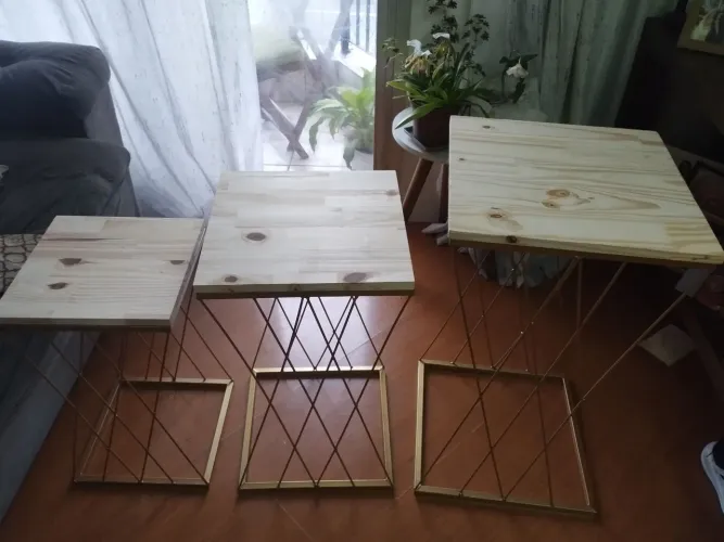 Kit de Mesinhas Decorativas de Madeira com Base Dourada - Estilo Moderno