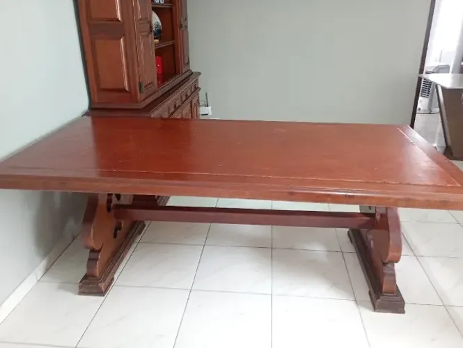 Conjunto em madeira maciça - clássico e conservado