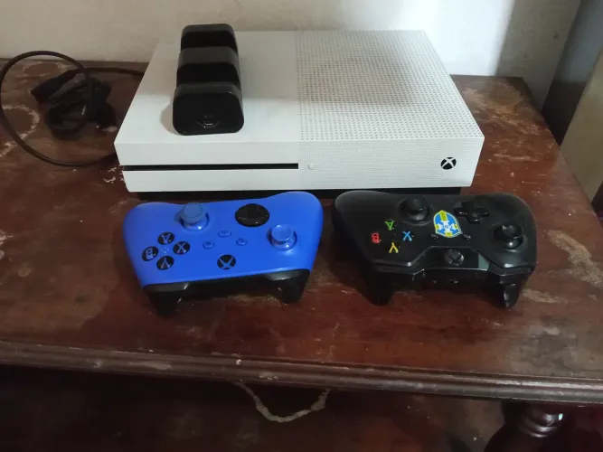 Xbox one s 1T com 2 manetes , jogos digitais e carregador
