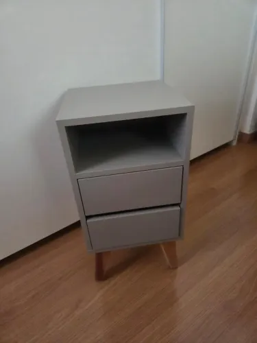 Mesa de Cabeceira Cinza 2 Gavetas com Nicho - Pés de Madeira - Ótimo Estado