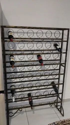 Vendo adega de chão puro ferro cabe 42 garrafas de vinho