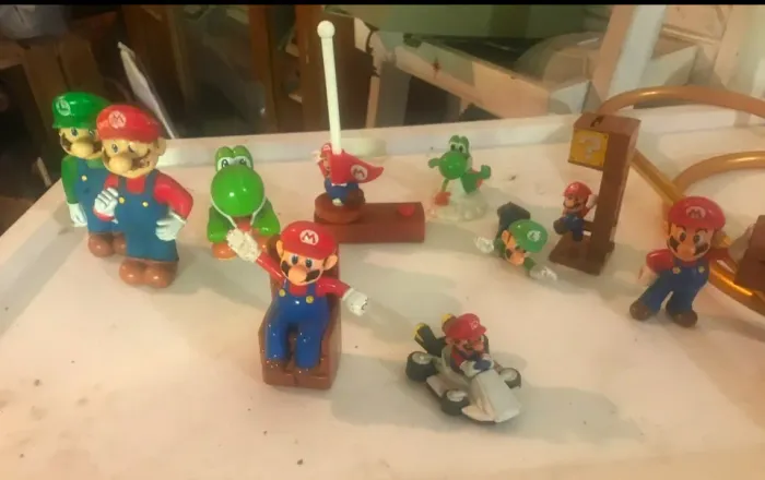 IA           +4             Estes são bonecos colecionáveis da franquia Super Mario Bros 