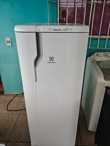 Geladeira Electrolux RE31 semi-nova