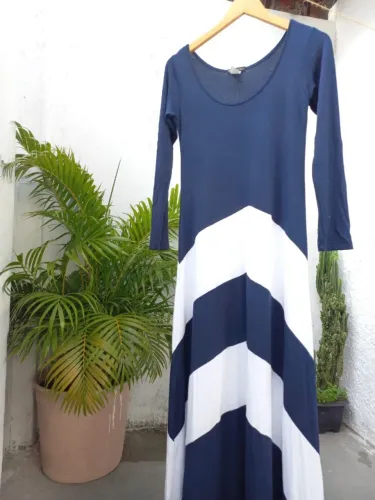 Vestido Longo em Malha na Cor Azul Marinho e Branco - Veste tamanho M/G (40/42)