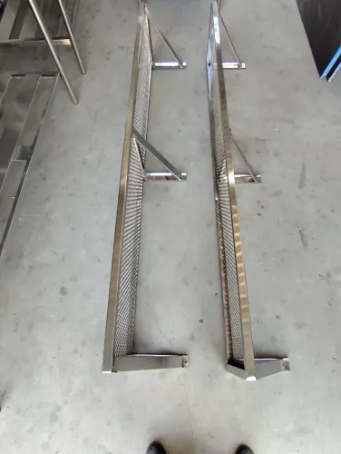 Prateleira suspensa gradeada em inox para apoio operacional, 190cm