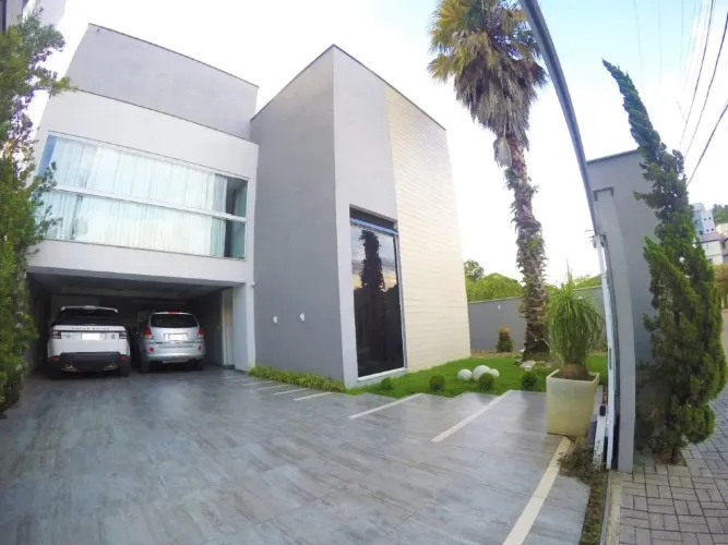 Sobrado Residencial à Venda em Jaraguá do Sul (Centro)  4 suítes, 4 vagas, 311 m²