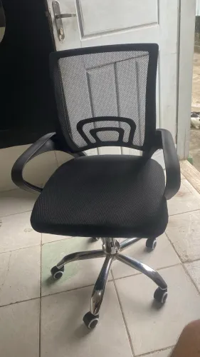Cadeira de Escritório Ergonômica com Encosto em Tela Mesh e Base Cromada